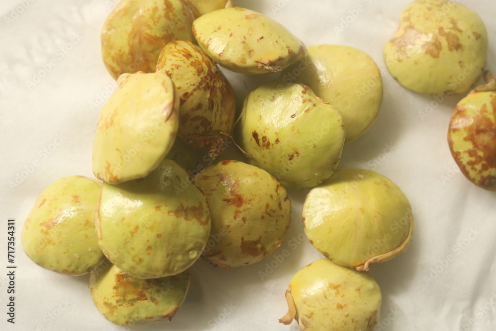 Jengkol is included in the fruit category but is used by the ASEAN community as fresh vegetables and can also be processed into vegetables and various dishes.