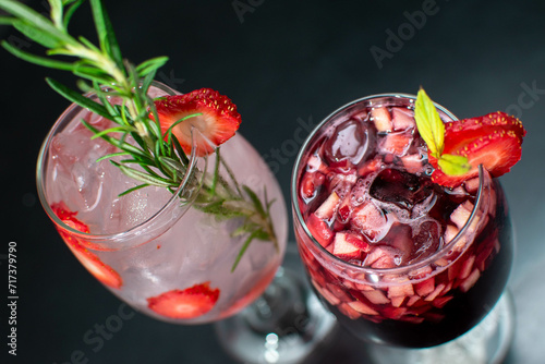 Imagen cenital de dos bebidas un mojuto y un clericot en un fondo obscuro  photo