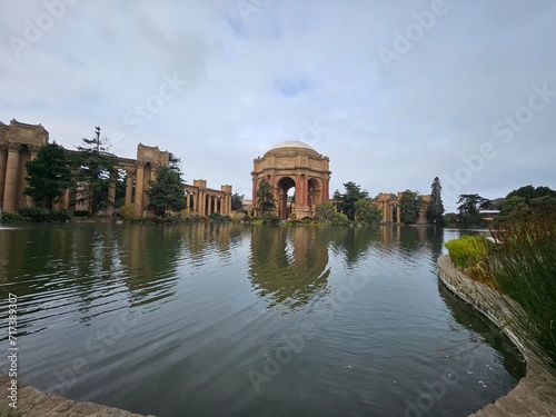 Palace of Fine arts and the reflections of the great architecture in the pond, fantastic place to visit in San Francisco California