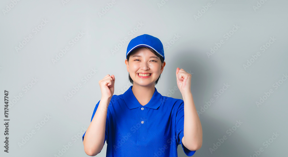 ガッツポーズする作業服を着た女性 ガッツポーズする作業服を着た女性