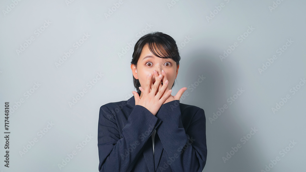 びっくりするビジネススーツを着た女性 びっくりするビジネススーツを着た女性