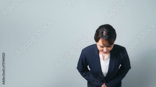 Konstfotografi お辞儀するスーツを着た女性