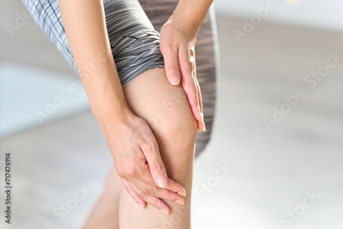 トレーニングで膝を痛める女性	 photo