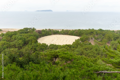 香川県にある大きな砂絵「銭形砂絵（寛永通宝）・銭形展望台」 photo