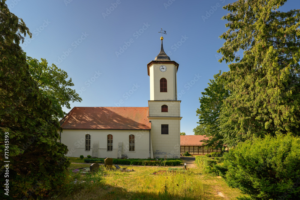 Denkmalgeschützte Dorfkirche Wustermark, Ansicht von Norden - Inschriften wurden retuschiert