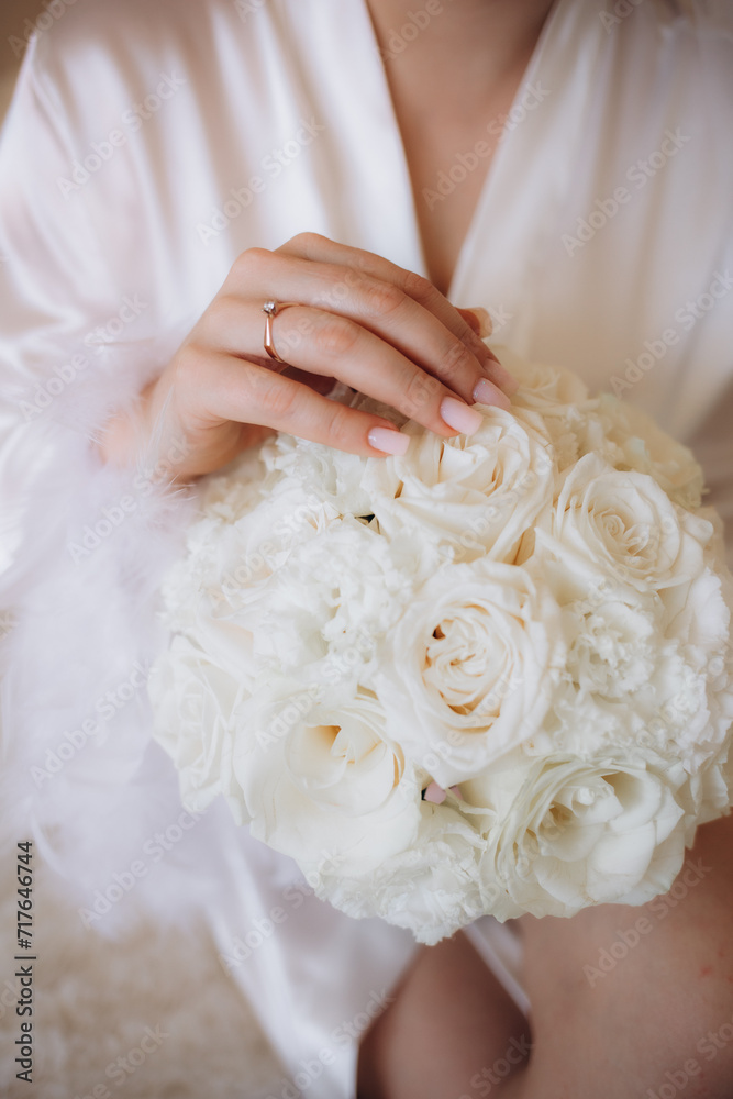 Naklejka premium bride holding bouquet of flowers. High quality photo