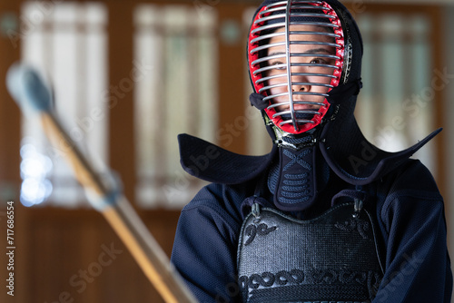 剣道の道着姿で竹刀を構えている女性剣士 photo