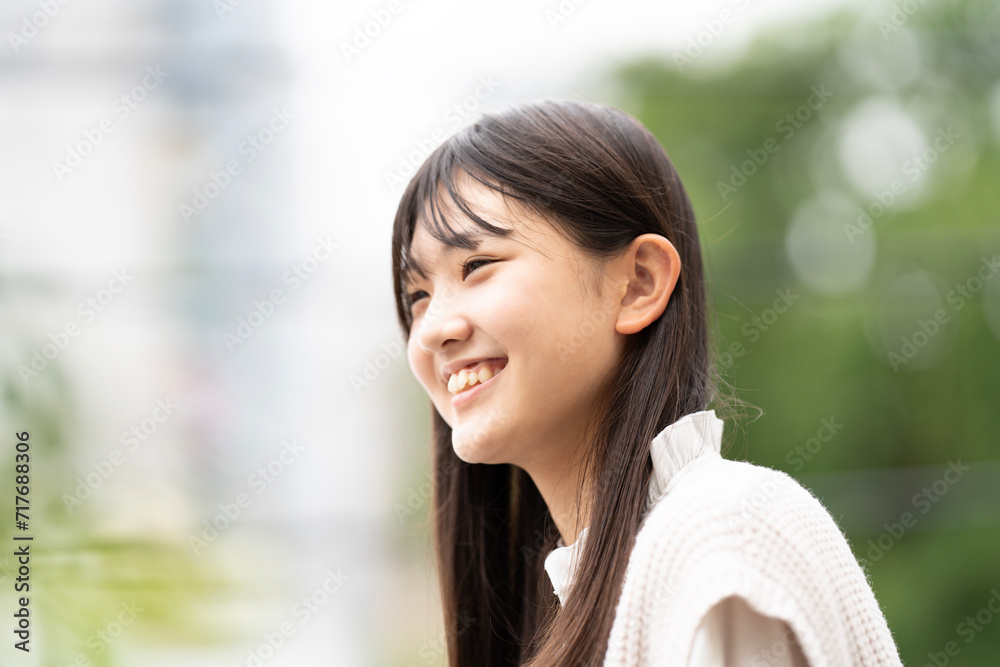 グリーンをバックに笑っている女の子