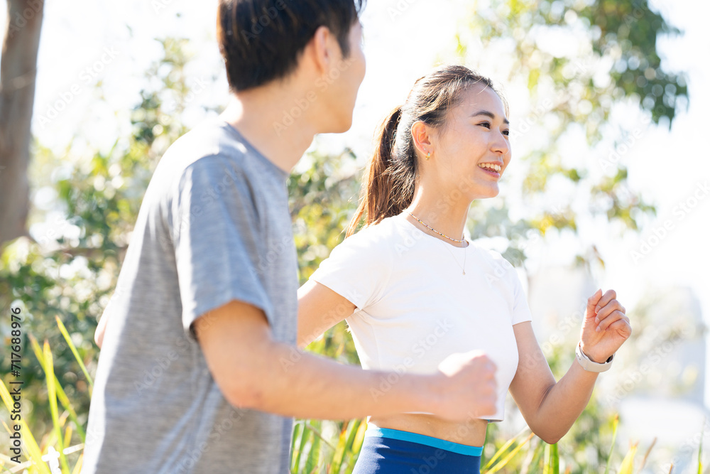 公園でウォーキングをしている男女2人