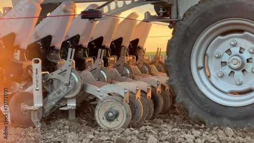 robot agricole autonome,  tracteur autonome, entrain de réaliser des semis dans un champ, autonome en énergie grâce à ses panneaux solaires