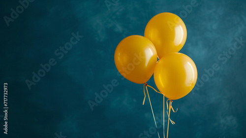 Globos amarillos sobre fondo azul