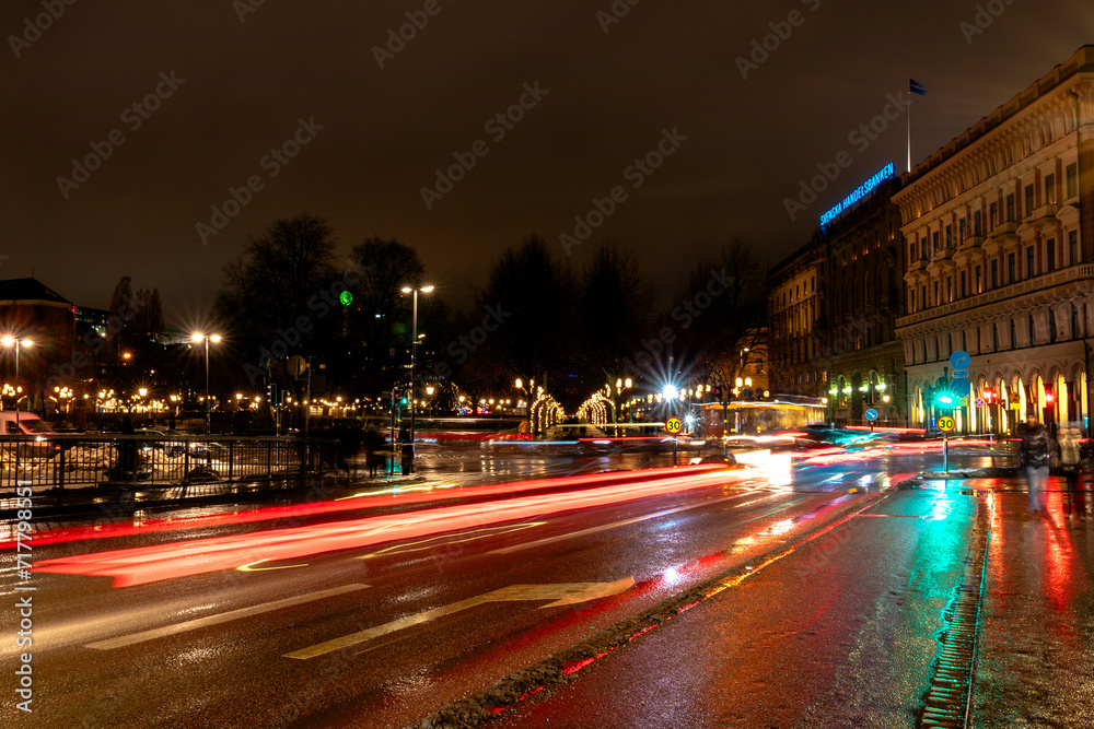 Langzeitbelichtung vom Strassenverkehr beim Hafen von Stockholm an einem Lichtsignal Langzeitbelichtung vom Strassenverkehr beim Hafen von Stockholm an einem Lichtsignal