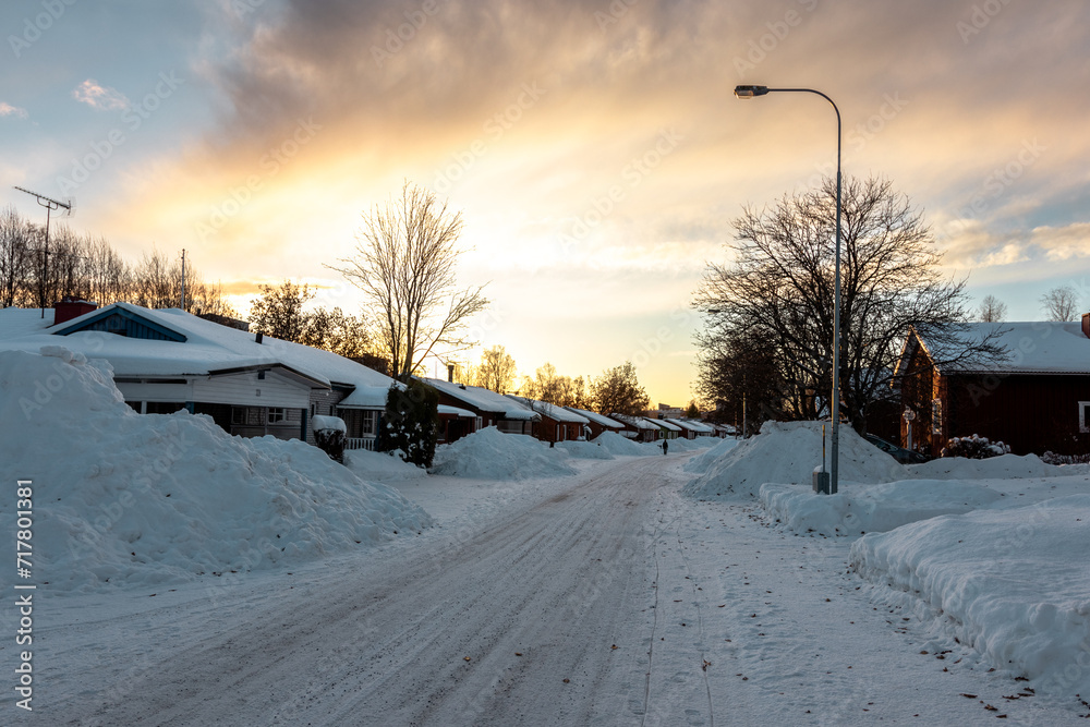 Typisch Schwedisches Einfamilienhausquartier im Winter bei herrlichem Sonnenuntergang im Winter, Umeå