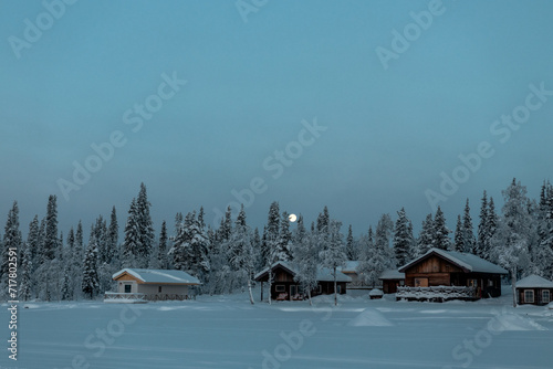 Schwedische Waldhäuschen an einem gefrorenen See im Winter