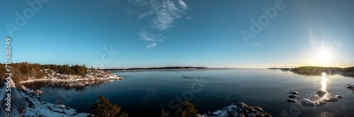 Panorama einer Bucht in Skandinavien bei winterlichem Sonnenuntergang am Meer