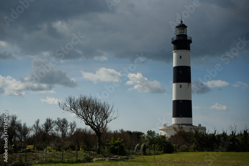 Le phare de Chassiron sur l'île d'Oléron en France avec un ciel nuageux.
