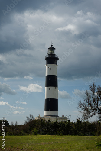 Le phare de Chassiron sur l'île d'Oléron en France avec un ciel nuageux.