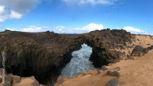 forza delle onde dell'oceano formano una enorme caverna