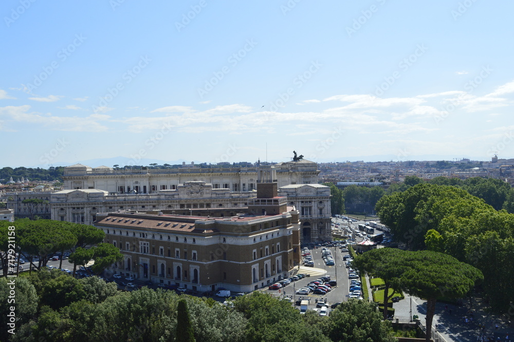Obraz premium Vista da copa das árvores e da cidade na Itália