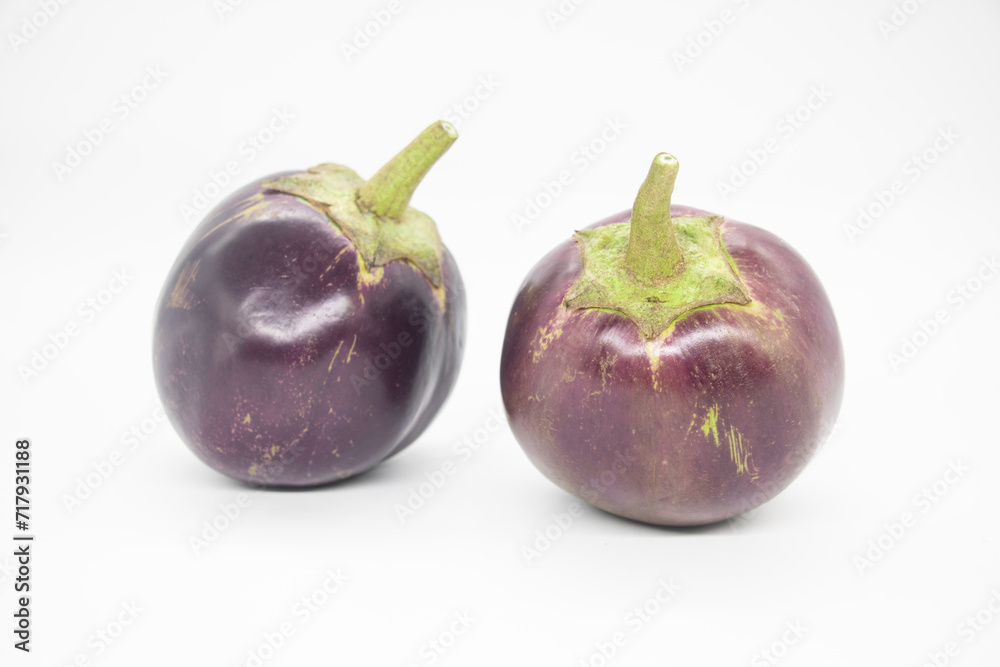 Obraz premium Eggplant or aubergine or brinjal isolated on white background
