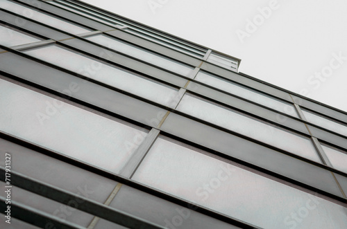Quadro em tela fragment of the wall and windows of a modern tall office building