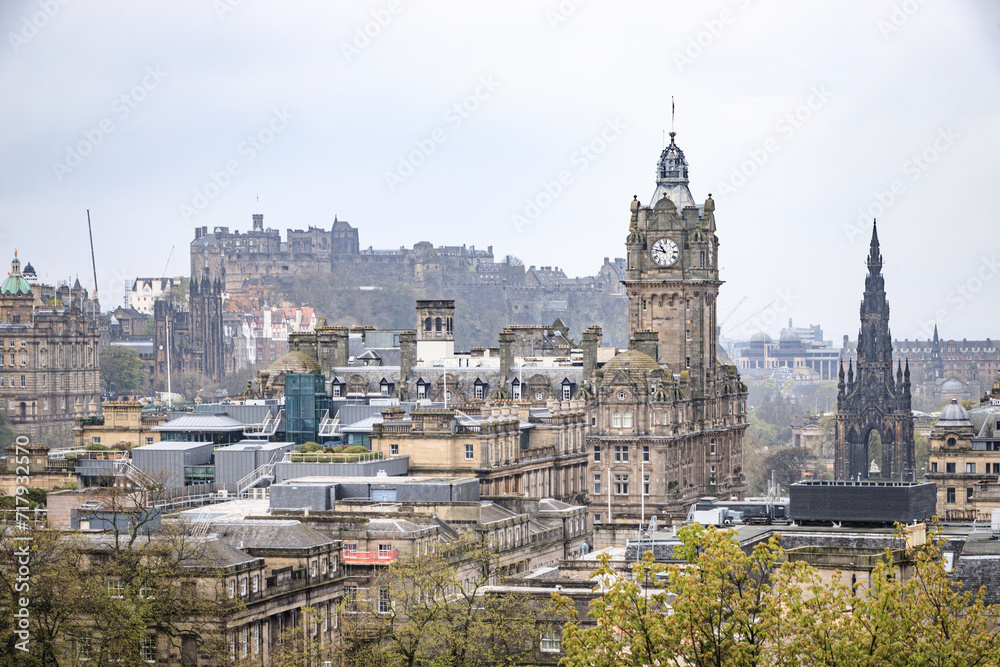 Edinburgh’s Majestic Castle Overlooking the Historic Old Town