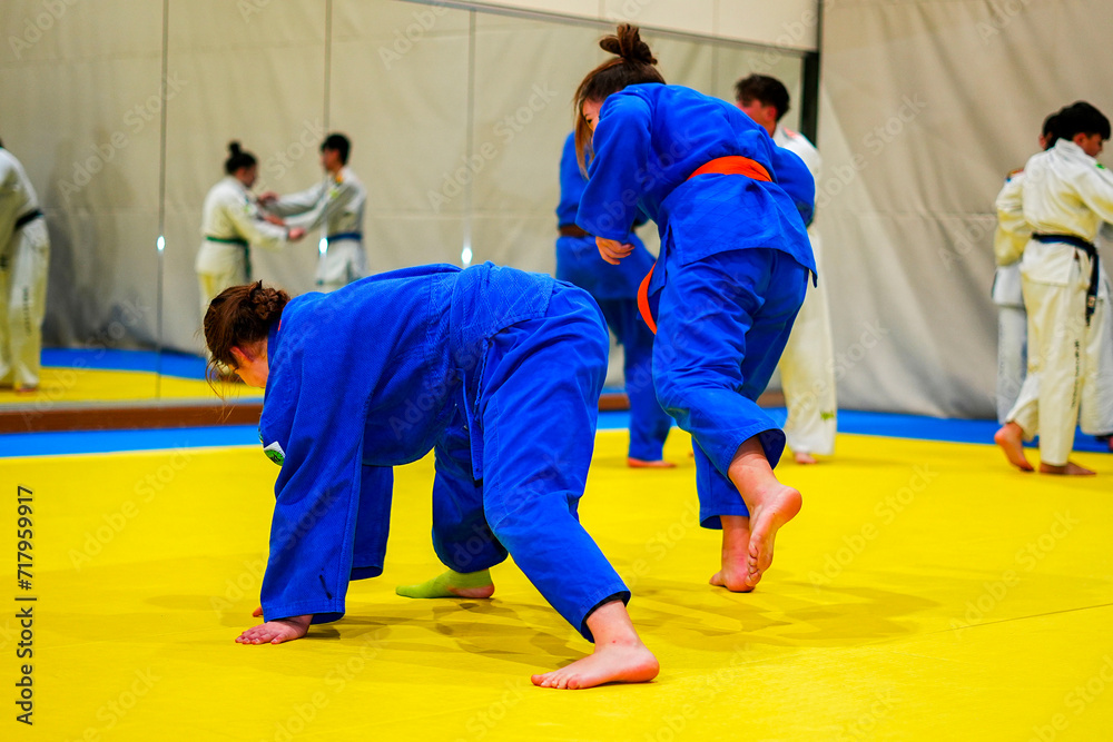 jovenes practicando judo