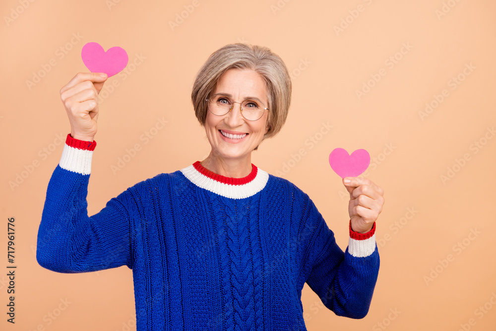 Φωτογραφία Photo of adorable cute senior woman dressed stylish clothes showing paper cards