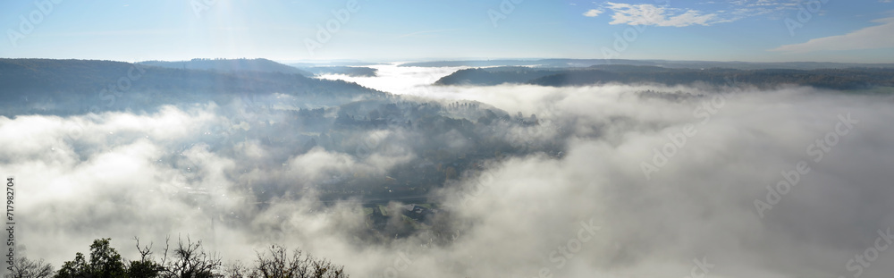 Brouillard de rayonnement dans la vallée de la Meuse un matin d'hiver photographié depuis le point de vue des Sept Meuses sur les hauteurs de Profondeville en direction de Godinne - obrazy, fototapety, plakaty 