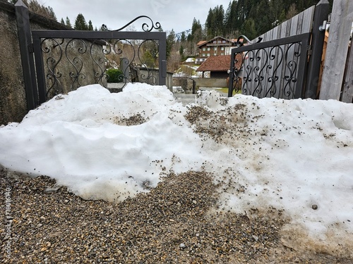 schnee vor einem eingang von einem friedhof