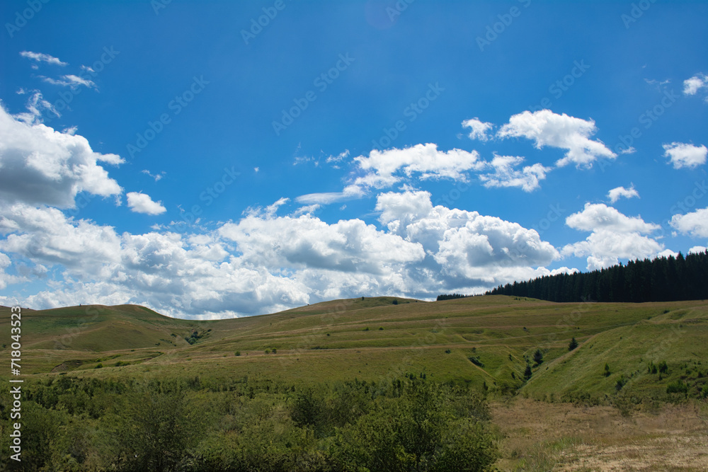 Sommer Landschaft in Rumänien bewölkter Himmel