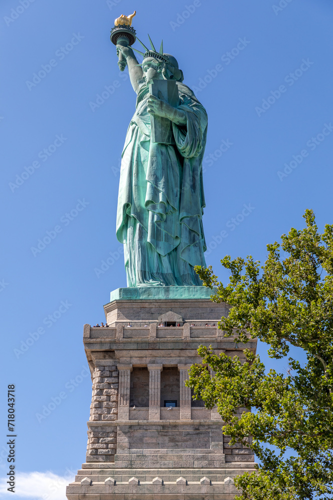 Fototapeta premium Statue de la liberté vue de profil sur son piedestal