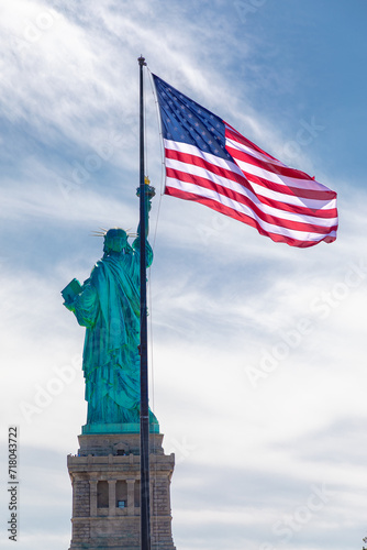 Statue de la liberté avec le drapeau américain © Pascal Ledard