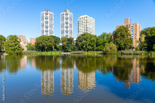 Central Park, le lac avec des reflets d'immeubles © Pascal Ledard