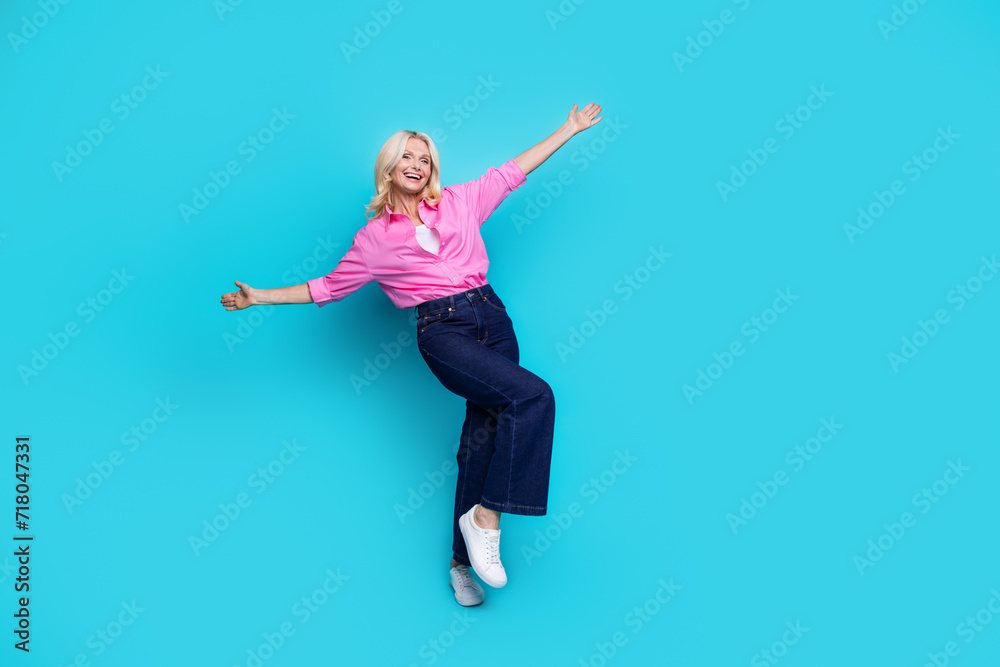 Obraz premium Full length photo of lovely senior lady spread hands dancing wear trendy smart casual garment isolated on cyan color background
