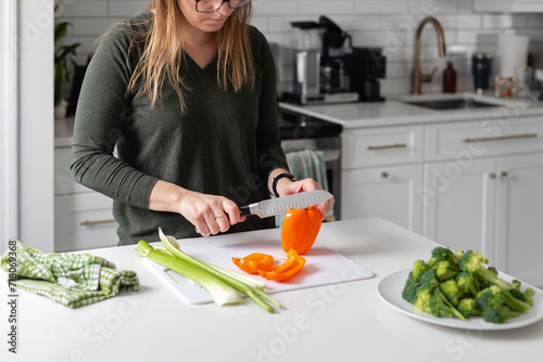 Fényképezés woman chopping vegetables for vegetarian healthy dinner