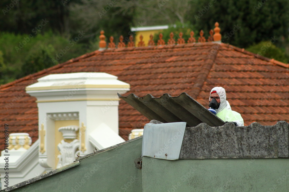 Obraz premium Retirando amianto