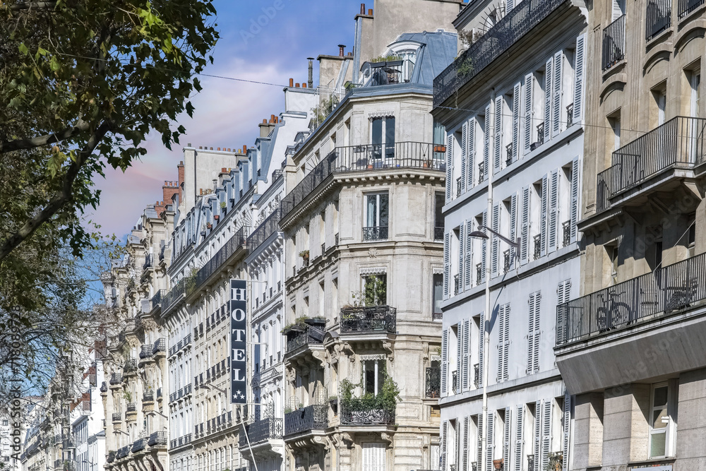 Obraz premium Paris, typical facade, beautiful building in the Marais with an hotel sign 
