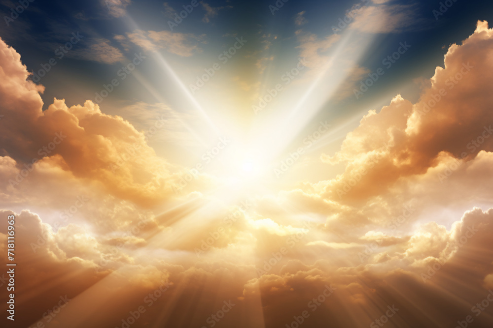 Das Sonnenlicht strahlt durch die Wolken hindurch, ein Strahl der Hoffnung, ein Symbol für Neuerung Das Sonnenlicht strahlt durch die Wolken hindurch, ein Strahl der Hoffnung, ein Symbol für Neuerung