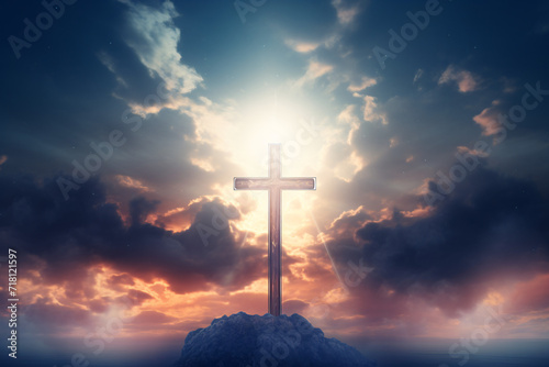 Das Heilige Kreuz, Symbol für den Tod und die Auferstehung Jesu Christi, mit Licht und Wolken im Hintergrund, Ostern © FJM