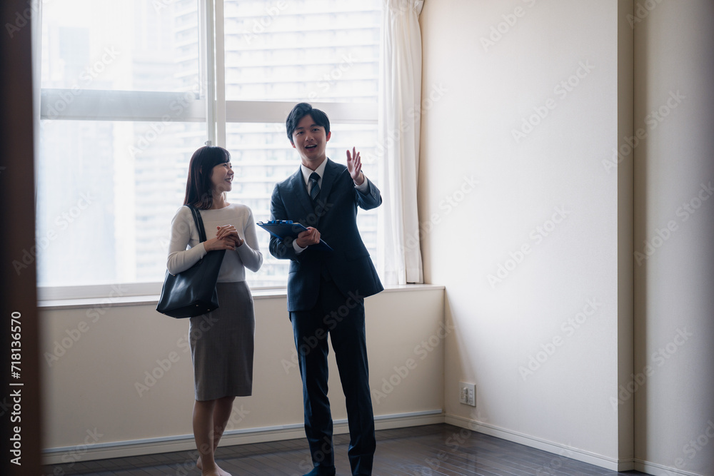 物件の内覧をする若い女性