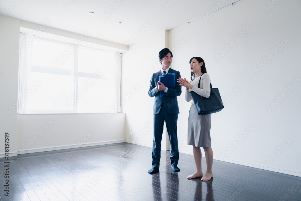 物件の内覧をする若い女性 物件の内覧をする若い女性