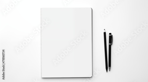 Bloc notes papier et crayons sur fond blanc. Espace vide de composition. Bureau, travail, fourniture. Pour conception et création graphique.