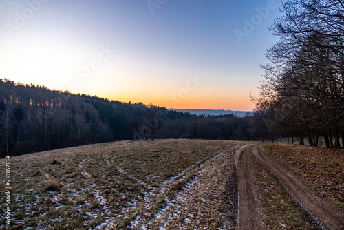 Kleiner Spaziergang vor der Haust  r in Schmalkalden bei einem herrlichen Sonnenuntergang - Th  ringen - Deutschland