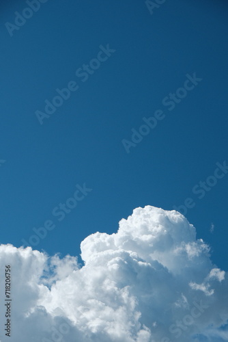 Fototapeta Naklejka Na Ścianę i Meble -  The blue sky and cloud