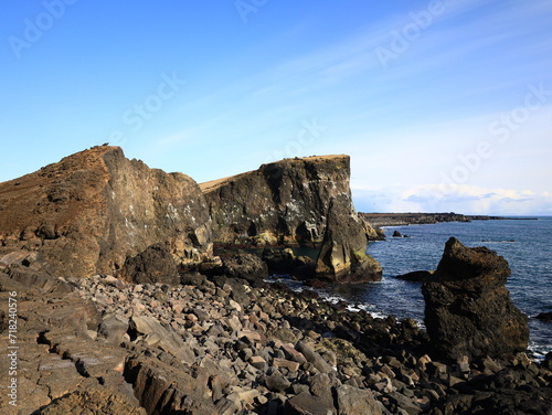 Valahnúkamöl is a high boulder ridge composed of well rounded stones located in the Reykjanes Peninsula