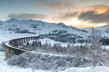 Keuken achterwand Glenfinnanviaduct Glenfinnan viaduct tussen groene heuvels  © David