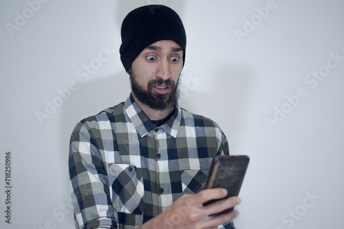 hombre con barba sorprendido photo