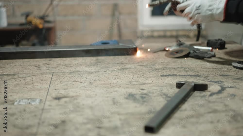 Welding metal with flashing electrodes in welder in