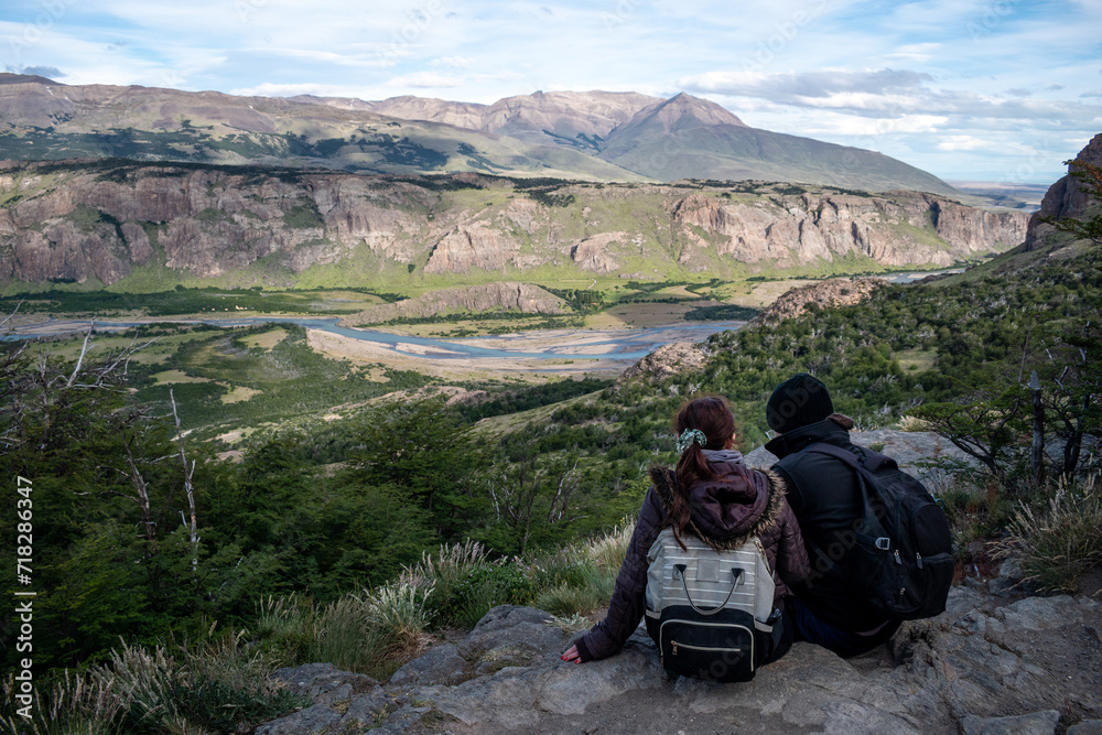 Pareja de turistas disfrutando las vistas del sendero a la Laguna de los Tres, en el Chalten. Patagonia Argentina